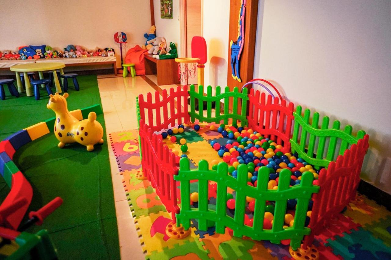 Valis Resort Hotel Volos Bagian luar foto A ball pit at a nursery school