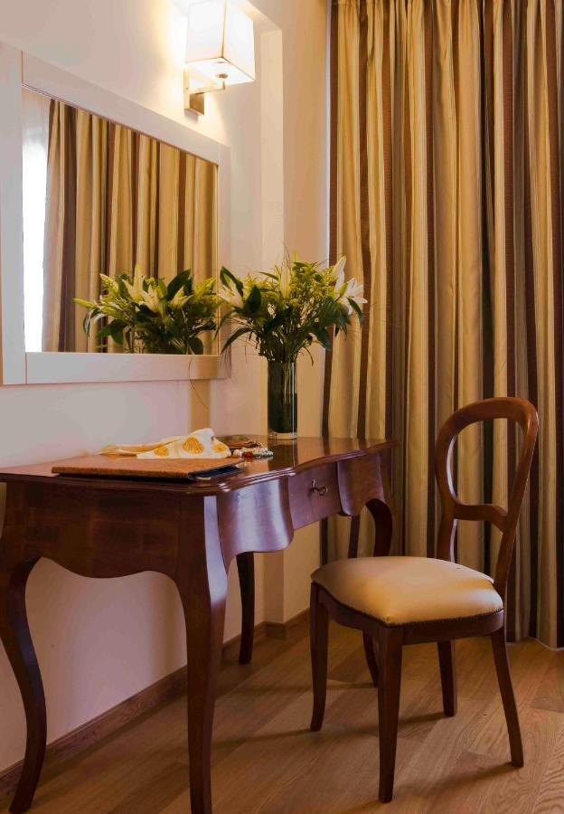 Valis Resort Hotel Volos Bagian luar foto A table with a chair