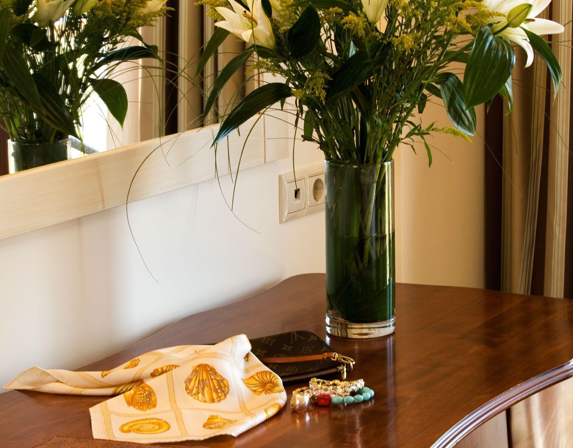 Valis Resort Hotel Volos Bagian luar foto A table with a vase of flowers