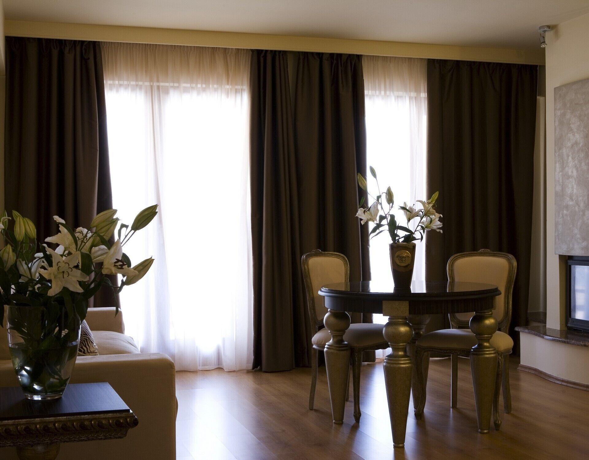 Valis Resort Hotel Volos Bagian luar foto A room with curtains