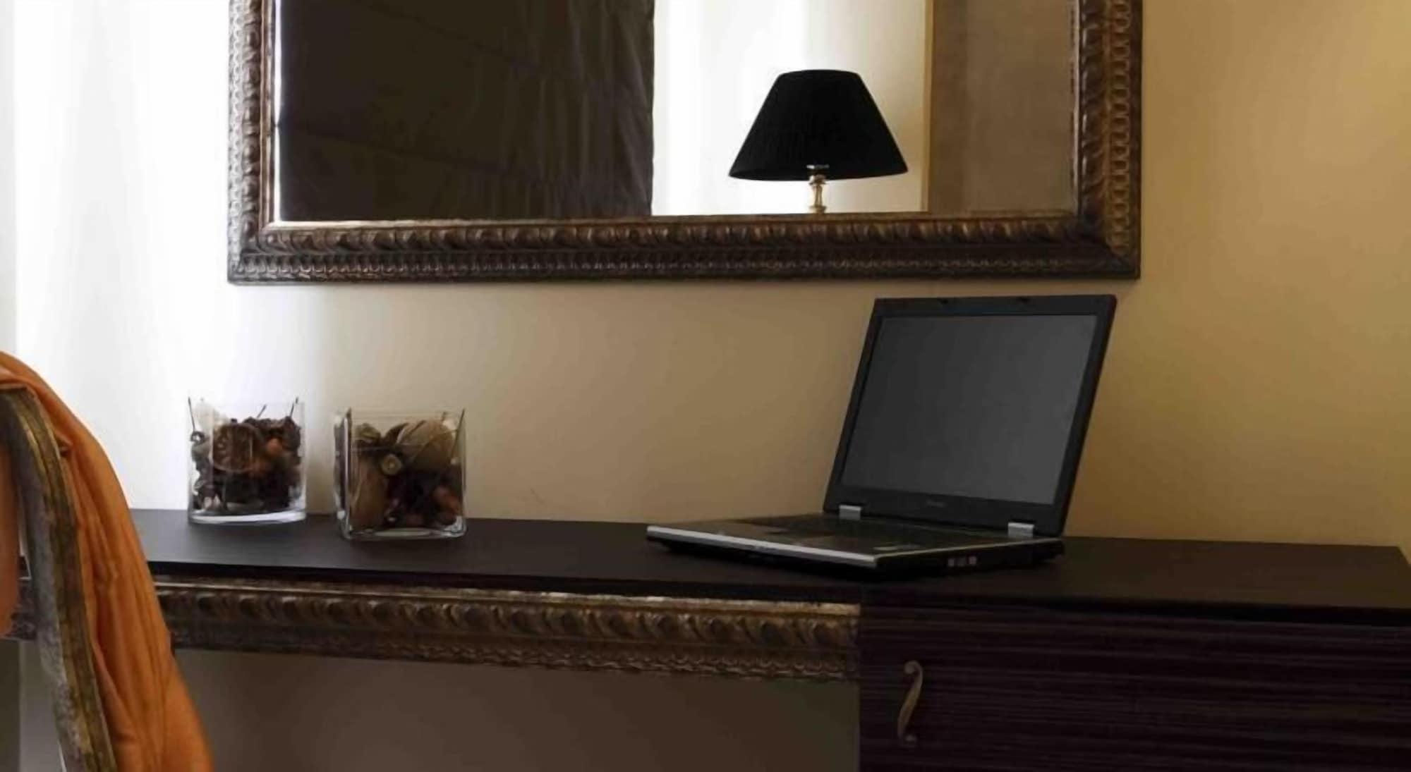 Valis Resort Hotel Volos Bagian luar foto A mirror in a home