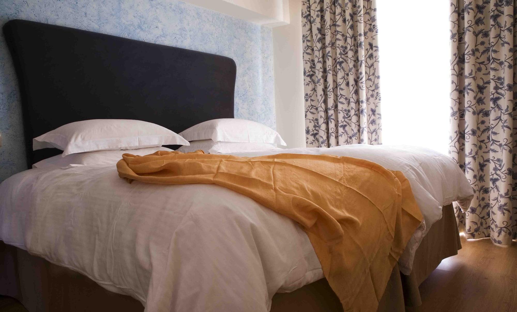 Valis Resort Hotel Volos Bagian luar foto A bed with a throw