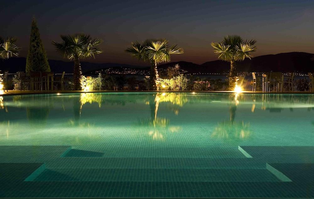 Valis Resort Hotel Volos Bagian luar foto The pool at the hotel
