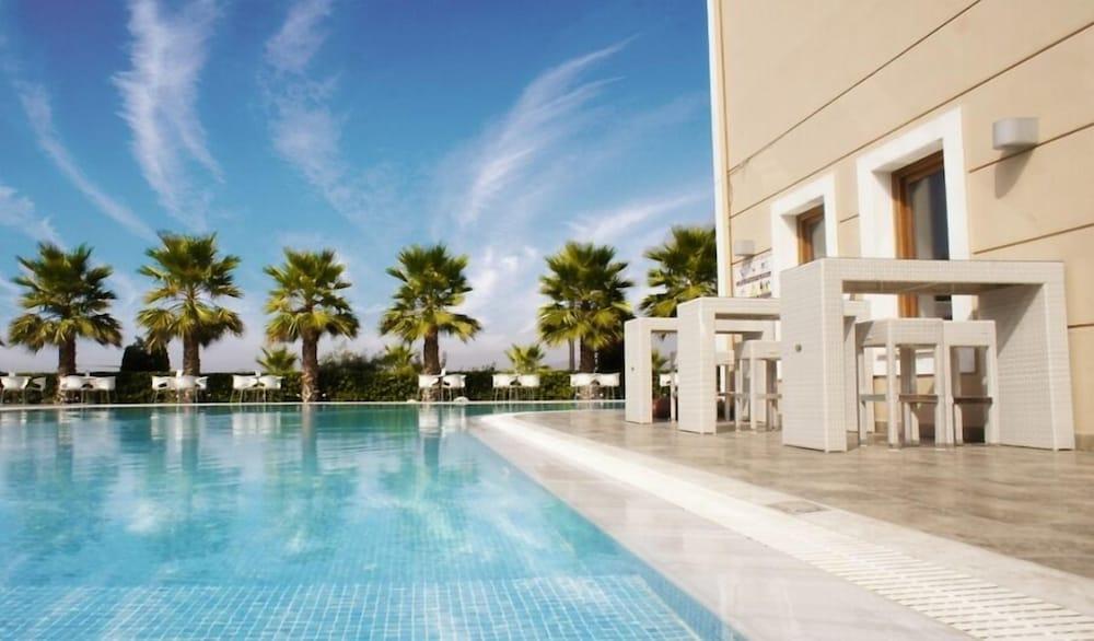 Valis Resort Hotel Volos Bagian luar foto The pool at the hotel