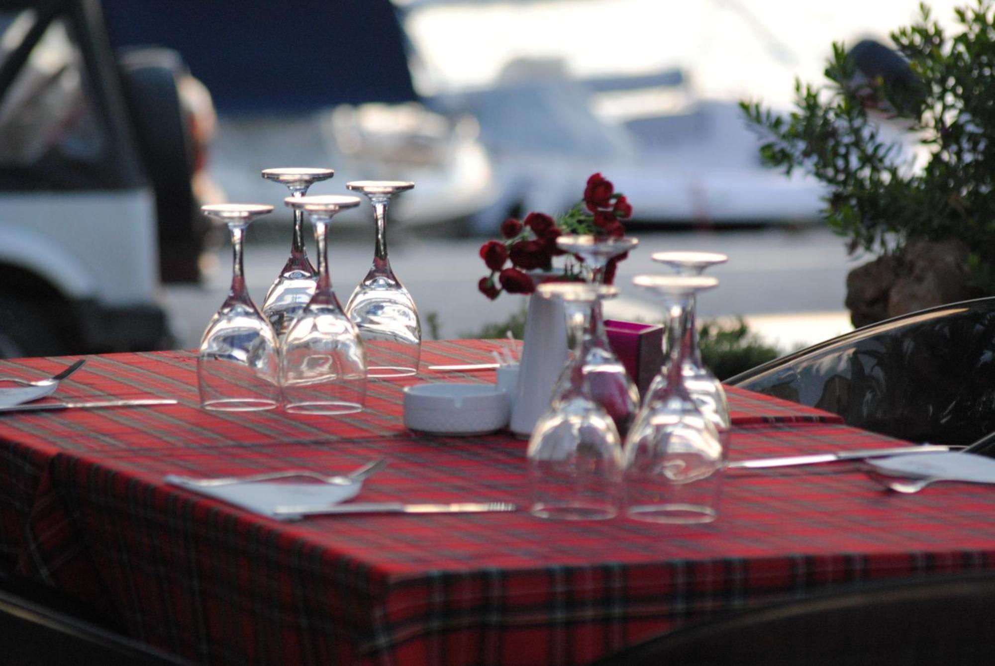 Valis Resort Hotel Volos Bagian luar foto A restaurant table