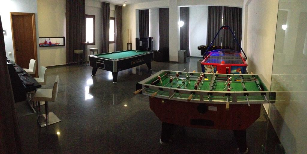 Valis Resort Hotel Volos Bagian luar foto Games room