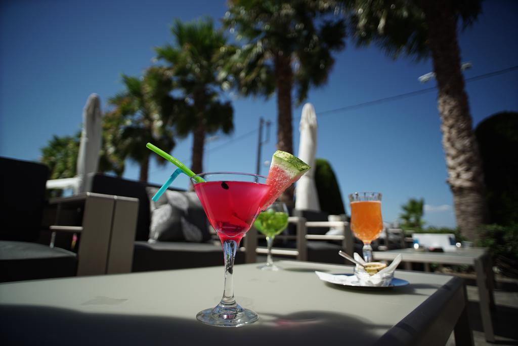 Valis Resort Hotel Volos Bagian luar foto Cocktails at a beach bar