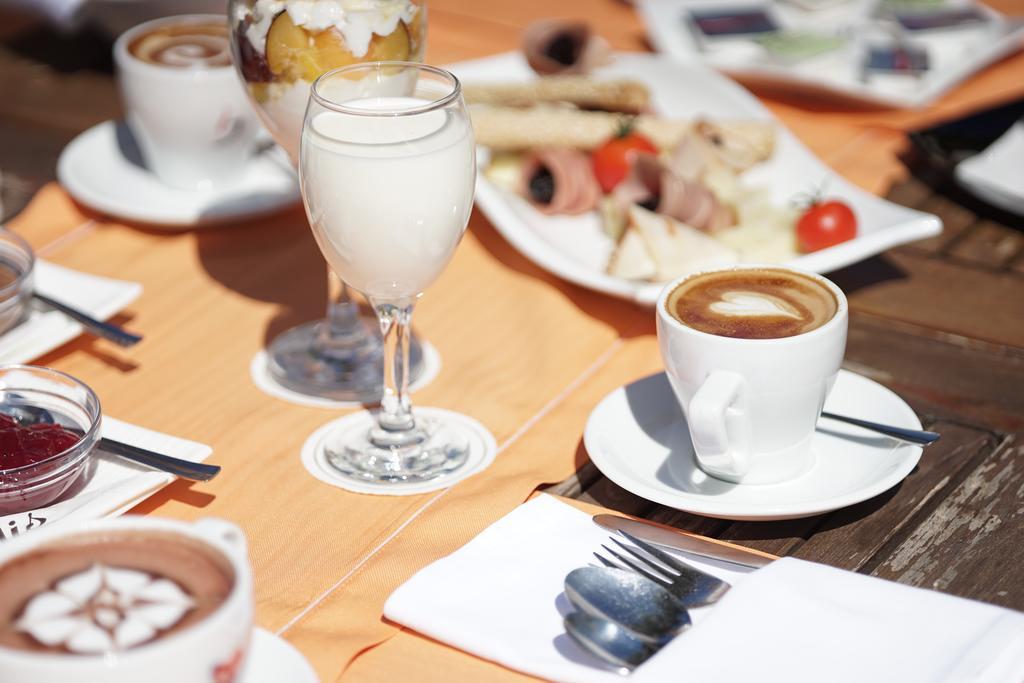 Valis Resort Hotel Volos Bagian luar foto A typical Italian breakfast