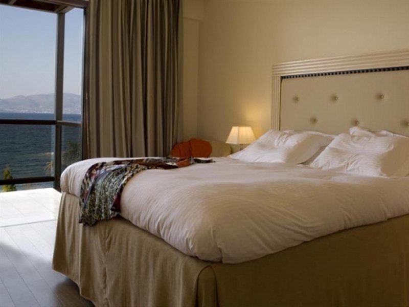 Valis Resort Hotel Volos Bagian luar foto A bedroom at the hotel